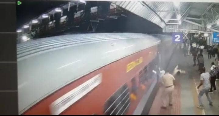 बाल-बाल बचे ! ट्रेन के गेट पर वृद्ध को लटकता देख पुलिस वाले ने लगाई दौड़, बचाई जान