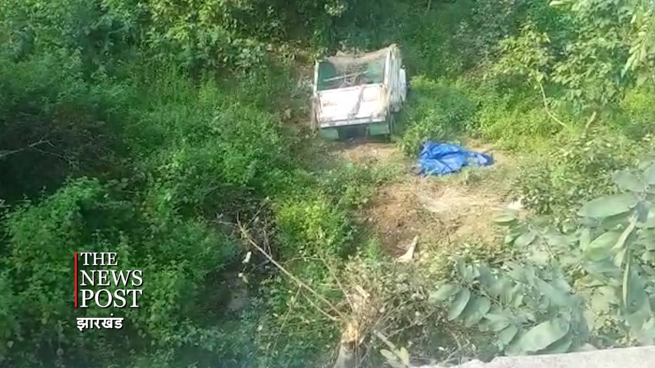 चालक के नींद आने से  खाई में गिरा पिकअप वैन, चाचा-भतीजा की मौत, 7 घायल