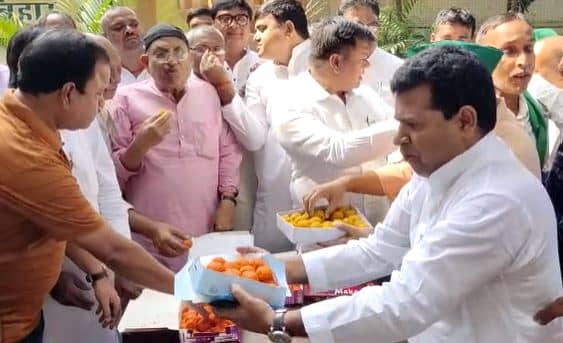 IRCTC Scam: डिप्टी सीएम तेजस्वी यादव को कोर्ट से मिली राहत, RJD कार्यालय में बांटी गई  मिठाई