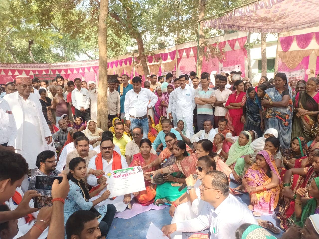 आपकी योजना आपकी सरकार आपके द्वार कार्यक्रम: विधायक ने गरीबों के बीच योजनाओं के स्वीकृति पत्र का किया वितरण