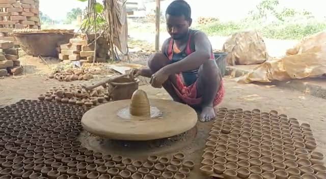 देवघर : मिट्टी के दीयों से जगमगाने को तैयार है दीपावली बाज़ार, कुम्हारों को इस साल अच्छी बिक्री की उम्मीद 