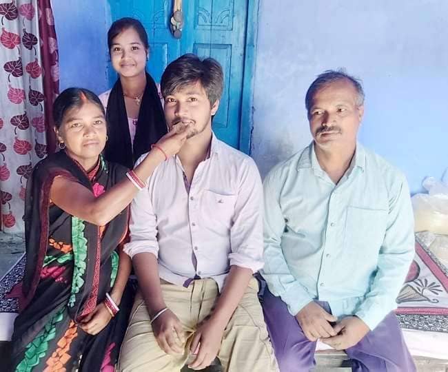 फेरी वाले के बेटे ने झारखंड कंबाइंड इंजीनियरिंग की परीक्षा में बना स्टेट टॉपर