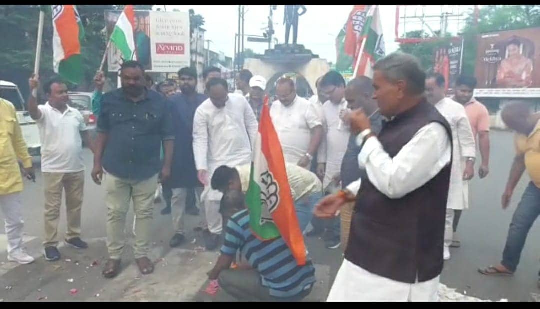 धनबाद के कोंग्रेसियों ने फोड़े पटाका ,जानिए क्यों मनाई खुशियां 