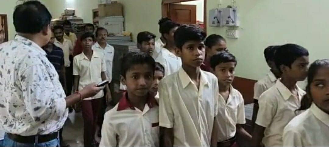 धनबाद के सरकारी स्कूल में आज भी बच्चे घर से बोरा लाकर बैठते हैं, मुखिया सम्मेलन में कैसे उठा मामला,आप भी जानिए