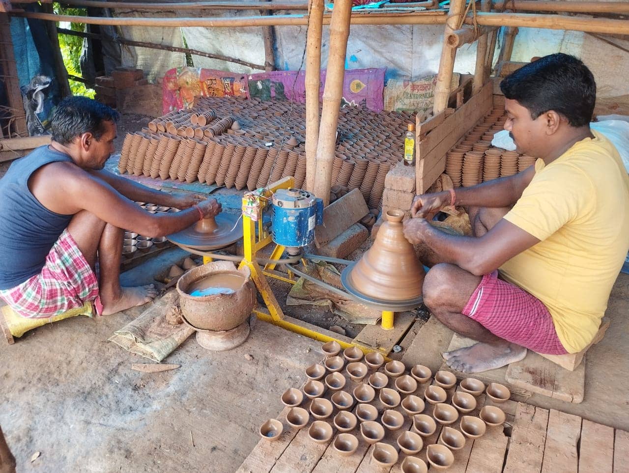 दूसरों के घर को रौशन करने वाले कुंभकार को उत्पाद की बिक्री के लिए नहीं मिल रहा सही मार्केट, कौन करें समस्या का समाधान?