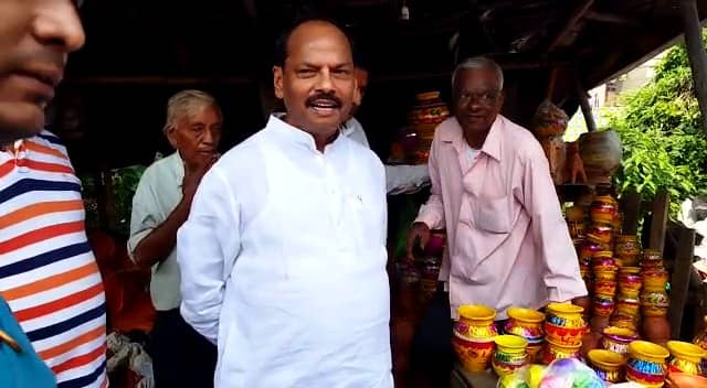 शहर के कुम्हारों को पूर्व मुख्यमंत्री रघुवर दास का तोहफा !जानिए क्या