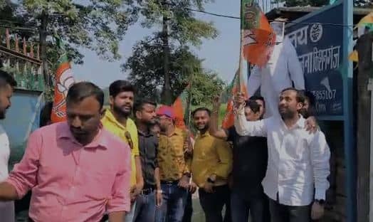 बिहार भाजपा के कार्यकर्ताओं ने CM नीतीश का फूंका पुतला, अंग्रेजी के प्रश्न पत्र पर कश्मीर को बताया था अलग राष्ट्र