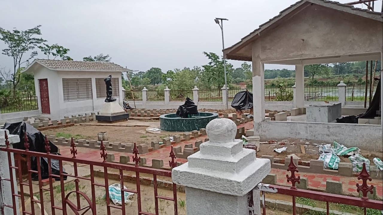 शहीद गणेश हांसदा की जयंती आज :   20 लाख खर्च करके परिवार ने बनाया स्मारक उद्यान,  बिजली तक को तरसा रही सरकार