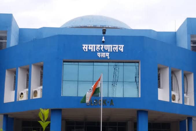 अवैध बालू लदा ट्रैक्टर पलटा, दो मजदूर की मौत