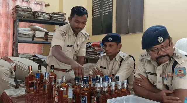 नशा के सौदागरों के खिलाफ पुलिस की कार्रवाई, भारी मात्रा में अवैध शराब बरामद 