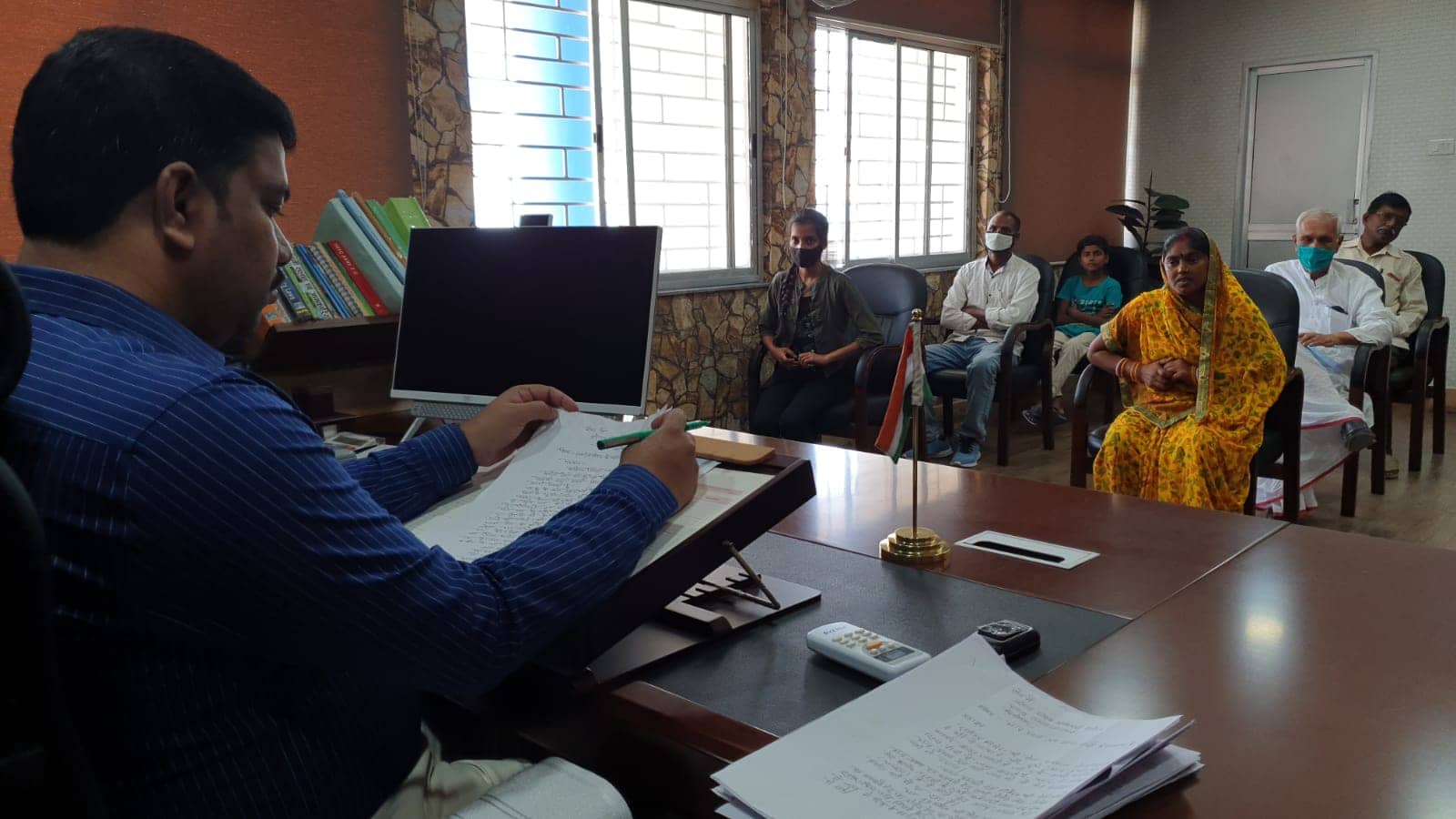 उपायुक्त कार्यालय में जनता दरबार का हुआ आयोजन, समस्या लेकर पहुंचे ग्रमीणों को मिला आश्वासन