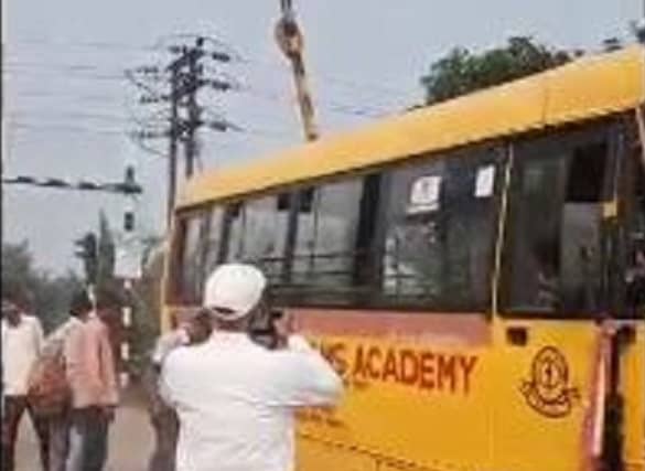 Viral Video : निजी विद्यालय के बच्चों से भरा बस रेलवे ट्रेक में फंसा, देखें कैसे बची Students की जान