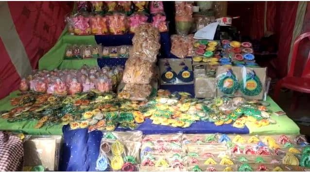 Diwali में गाय के गोबर से बने इको फ्रेंडली गौमय दीपक, लक्ष्मी-गणेश की मूर्तियां और खिलौने की धूम, लोगों को कर रही आकर्षित