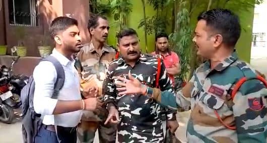 कैमूर में एएनएम कॉलेज भभुआ की जांच करनें पहुंचा फर्जी इनकम टैक्स ऑफिसर, पुलिस ने किया गिरफ्तार