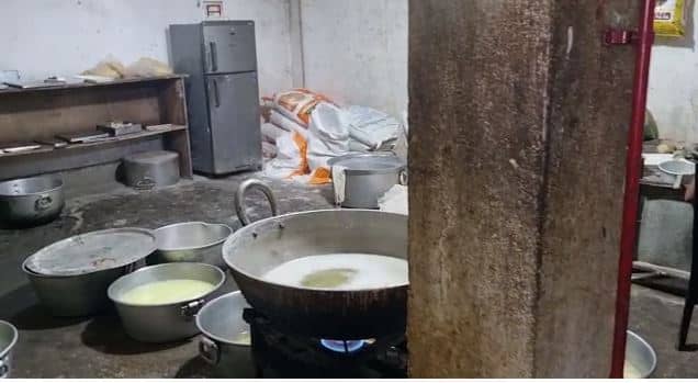 लोहरदगा : शहरी क्षेत्र के मिठाई दुकानों में छापेमारी, जांच के लिए भेजे गए तेल और स्वीट्स