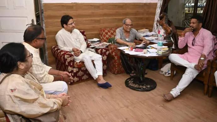 बीजेपी विधायक के वाम नेता से मुलाकात पर उठे सवाल, तृणमूल ने बीजेपी पर सरकार को अस्थिर करने का लगाया आरोप