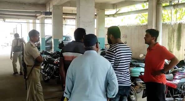 जमशेदपुर: हथियारबंद अपराधियों ने घर में घुस कर लूट लिया लाखों का सामान, घटना CCTV में कैद