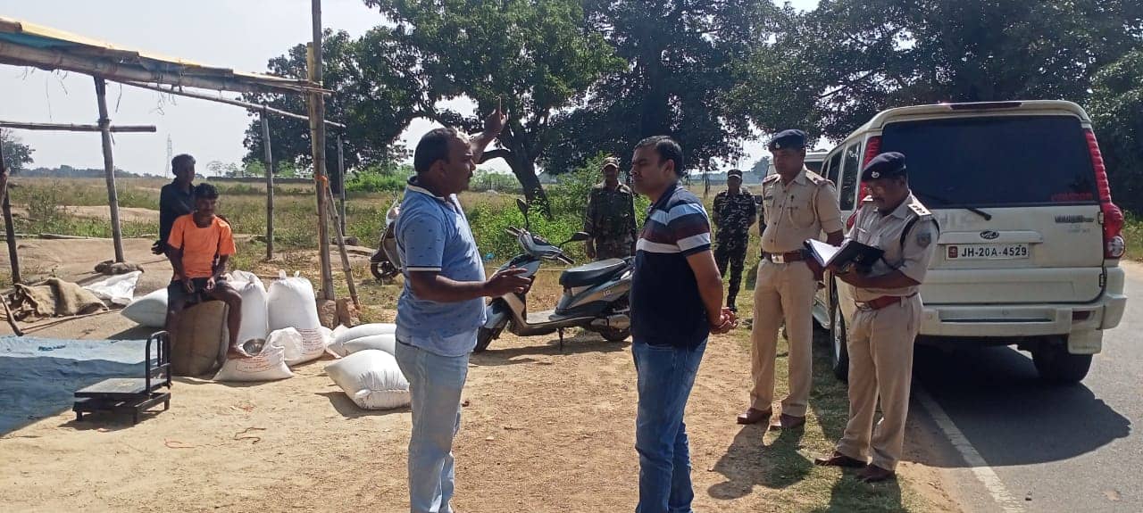 साप्ताहिक हाट में हथियारबंद अपराधियों ने दिया लूट की घटना को अंजाम, जांच करने घटनास्थल पहुंचे जिलाएसपी