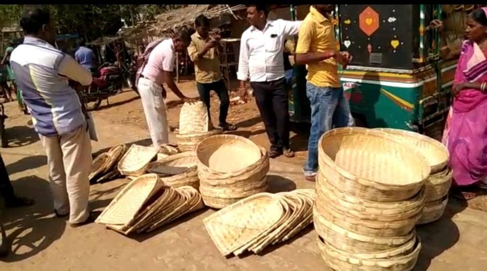 CHATH PUJA 2022: महंगाई पर आस्था भारी ! पूजा के सामानों की कीमत अधिक होने के बाद भी छठ बाजार गुलजार, जानिए किस कीमत पर बिक रहे फल और सूप 