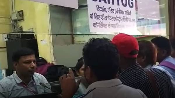 धनबाद में छठ महापर्व को लेकर यात्रियों की भीड़, निजी बस मालिक वसूल रहे ज्यादा भाड़ा