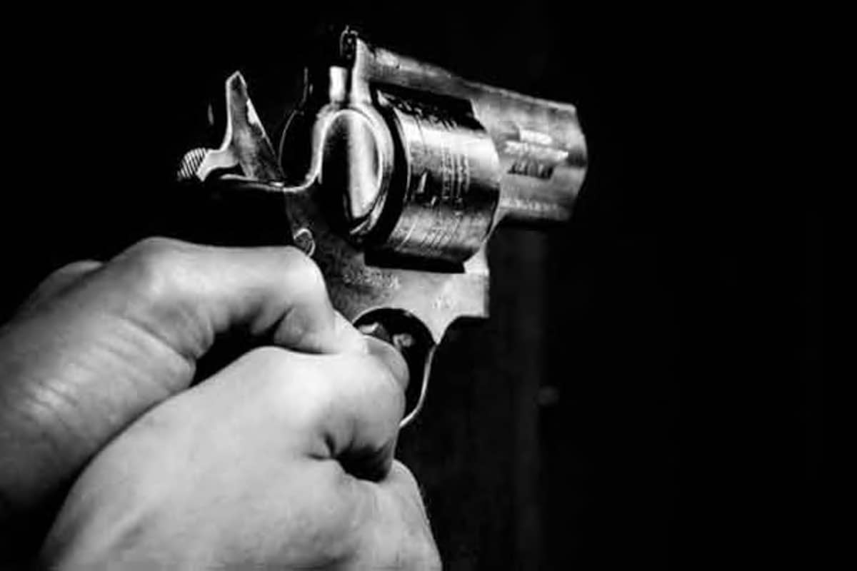 बेटी के साथ मेला देख कर लौटी तो घर के सामने ही मार दी गोली, हालत गंभीर