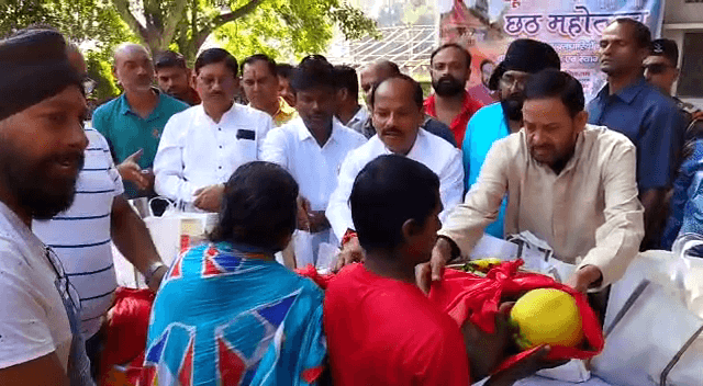 झारखंड के पूर्व मुख्यमंत्री रघुवर दास ने छठ व्रतियों के बीच किया पूजा सामग्रियों का वितरण, सभी को दी छठ की शुभकामनाएं