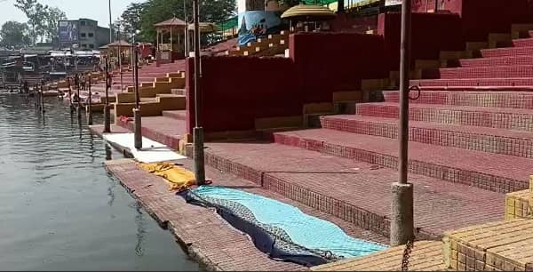 दुमका : घाटों पर लोग अपना नाम पता लिखकर जगह कर रहें आरक्षित, काफी संख्या में व्रती पहुंचते हैं तालाब