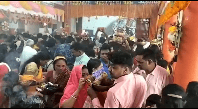 कोरोना प्रोटोकॉल की धज्जियां उड़ी, पंडालों में उमड़ी भीड़, न मास्क और न ही सोशल डिस्टेंसिंग