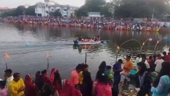 दुमका : आस्था और धूमधाम के साथ अस्ताचलगामी भगवान भास्कर को दिया गया संध्या अर्घ्य