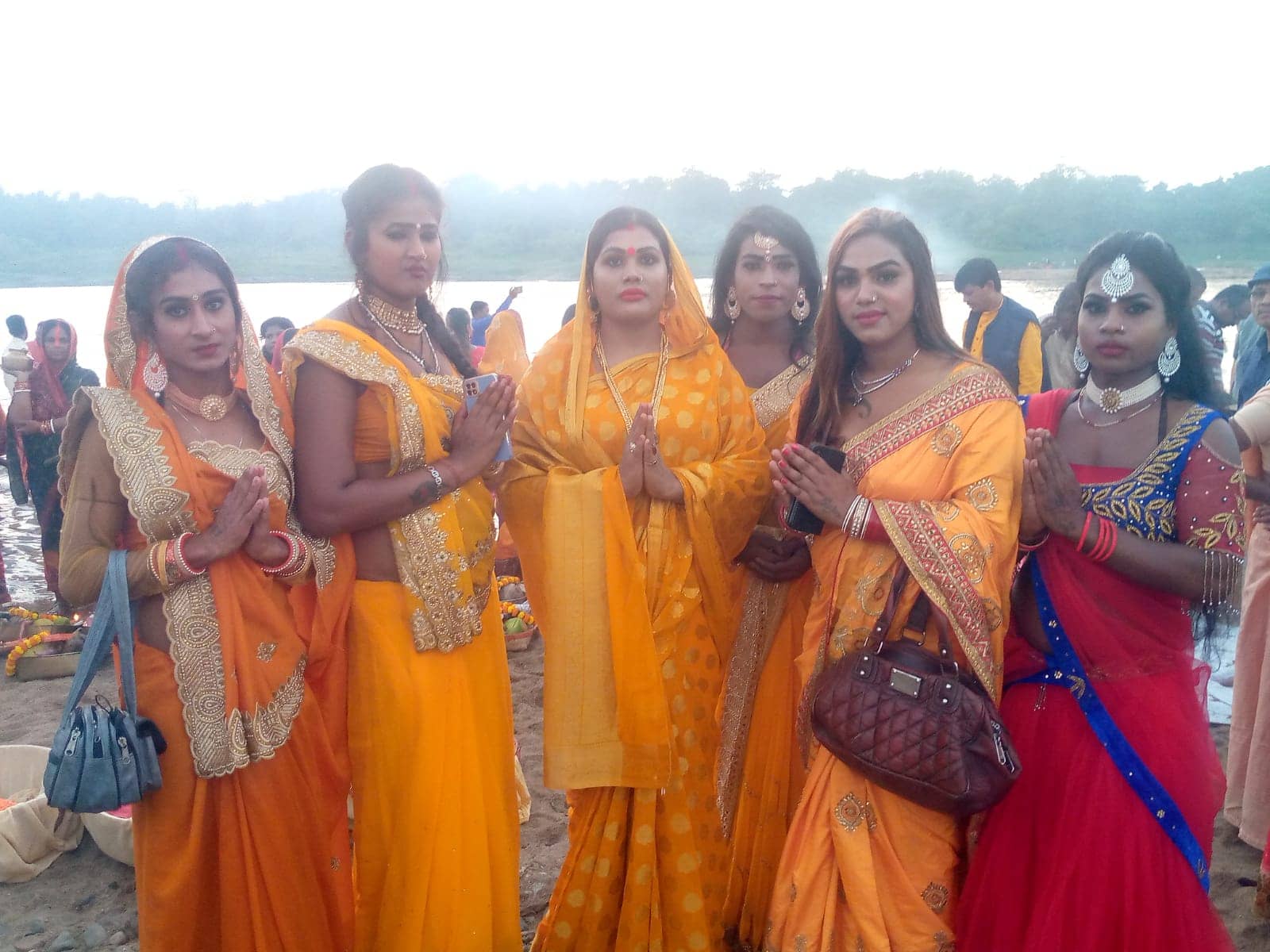 DHANBAD:  किन्नर समाज अपने लिए नहीं तो किनके लिए पूजता है छठी मईया को जानिए