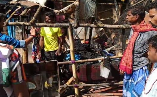 जमुई के दलित बस्ती में आग से आठ घर जलकर हुए खाक, प्रशासन ने मुआवजे का दिया आश्वासन 