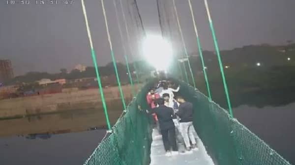 गुजरात पुल हादसे का वीडियो आया सामने, देखिए किस तरह कुछ सेकंड में मौत के मुंह में समा गए लोग