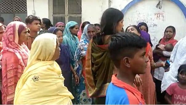 मुजफ्फरपुर : प्रेमिका से मिलने गए प्रेमी की पीट-पीटकर हत्या, शव को सड़क पर रख लोगों ने किया प्रदर्शन 