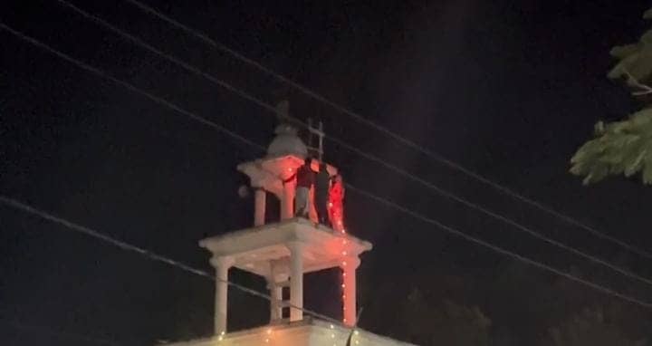 लोहरदगा : देर रात मंदिर की सबसे ऊंची चोटी पर चढ़ा युवक, लोगों के लिए बना परेशानी का सबब