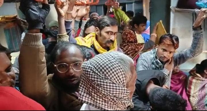 पर्व-त्योहार के बाद घर से वापस लौट रहे यात्रियों को हो रही परेशानी, जानिए क्यों और कैसे