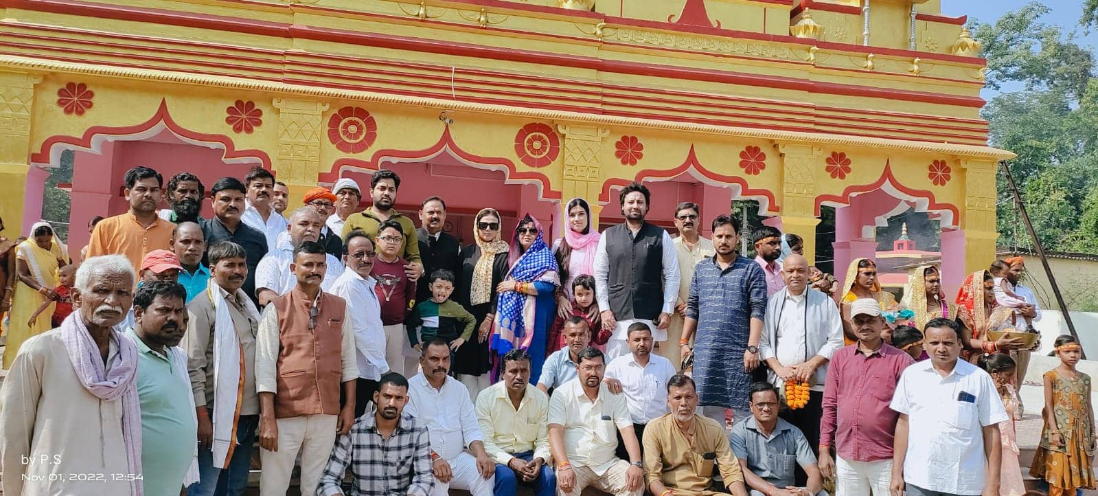 हुसैनाबाद विधायक ने सपरिवार गजानंद माता मंदिर में की पूजा अर्चना, मौके पर गांव वालों को बताया अपना परिवार