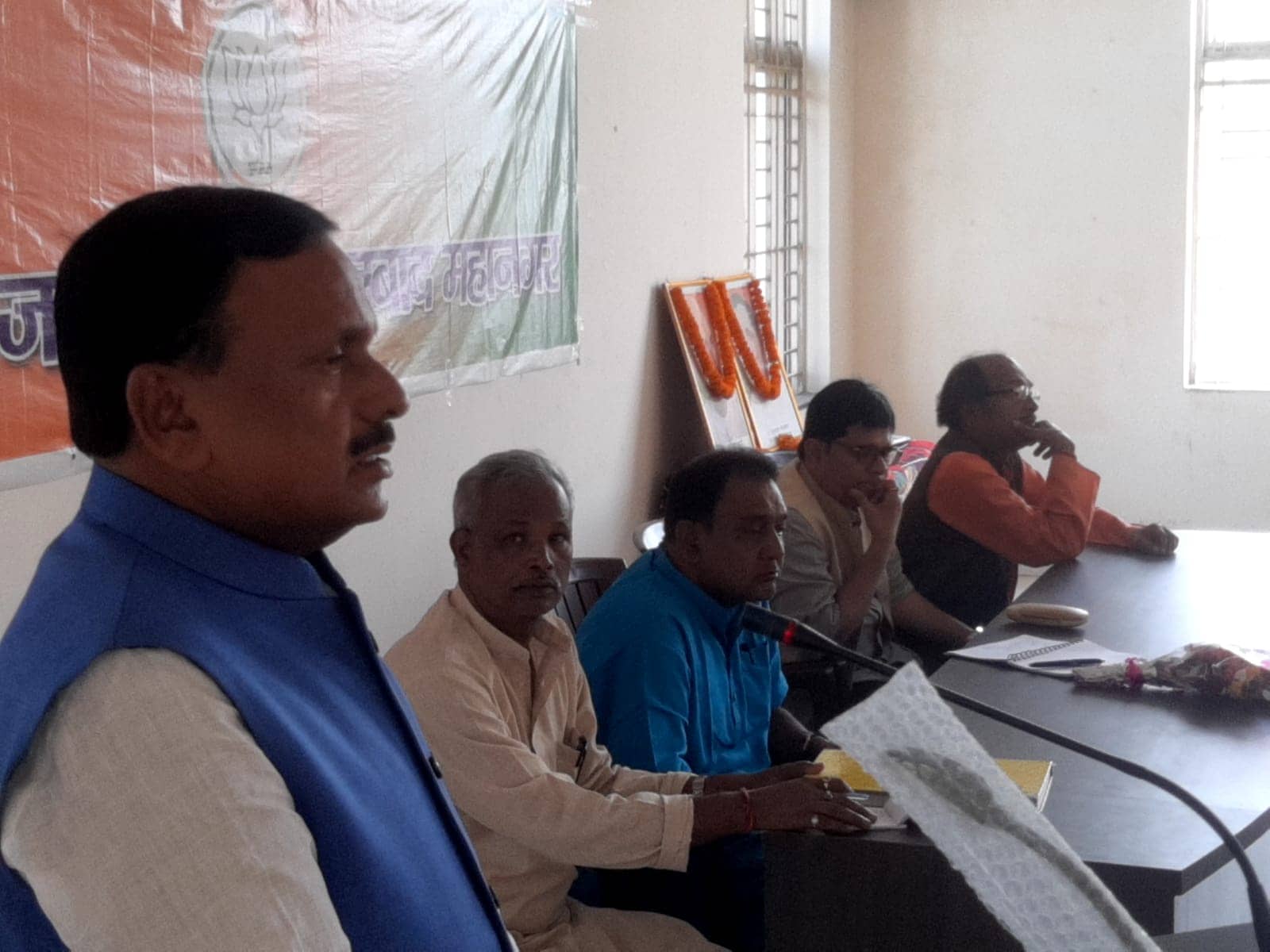 धनबाद पहुंचे डॉ दिनेशानंद, कहा -भ्रष्टाचार के खिलाफ घेरे प्रखंड और मुख्यालय को 