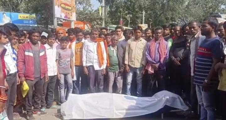 चतरा : कोल वाहन की चपेट में आने से बाइक सवार युवक की दर्दनाक मौत, मुआवजा की मांग को लेकर सड़क जाम