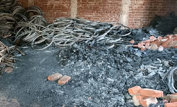 पलामू : हरिहरगंज बंजारी मोहल्ला स्थित ट्रांसपोर्ट गोदाम में लगी आग, 80 लाख रुपए का नुकसान