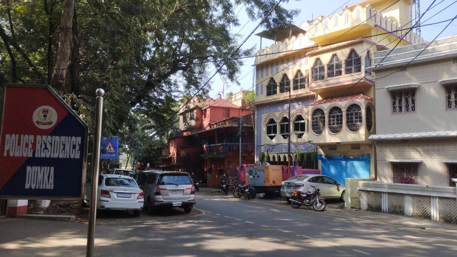 दुमका : नगर परिषद उपाध्यक्ष पेयजल एवं स्वच्छता विभाग के संवेदक विनोद लाल के आवास पर आईटी का छापा