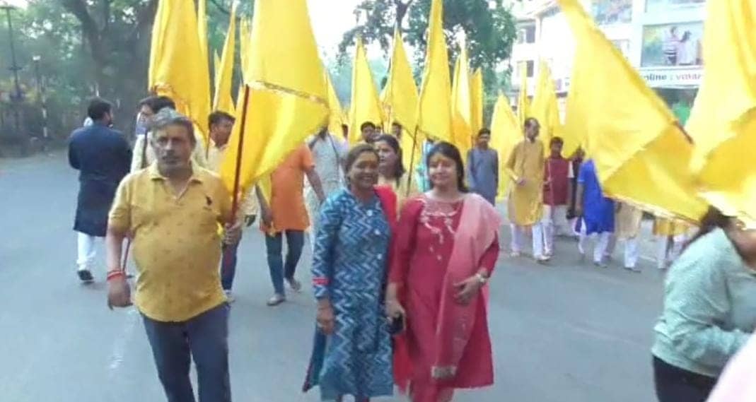 DHANBAD: हाथों में निसान लिए श्रद्धालुओं ने की सात किलोमीटर की पैदल यात्रा, जानिए कहां निसान हुए अर्पित 