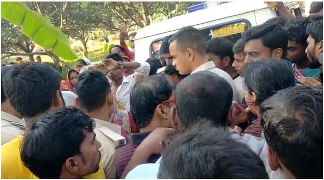 बिहार : मोतीहारी में दो भाइयों के बीच आपसी विवाद सुलझाने गई पुलिस बनी बंधक, जानिए पूरा मामला