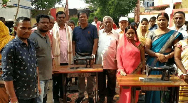 गोमिया विधायक ने महिलाओं के बीच सिलाई मशीन का किया वितरण, कहा इससे  स्वावलंबी बन सकेंगी महिलाएं