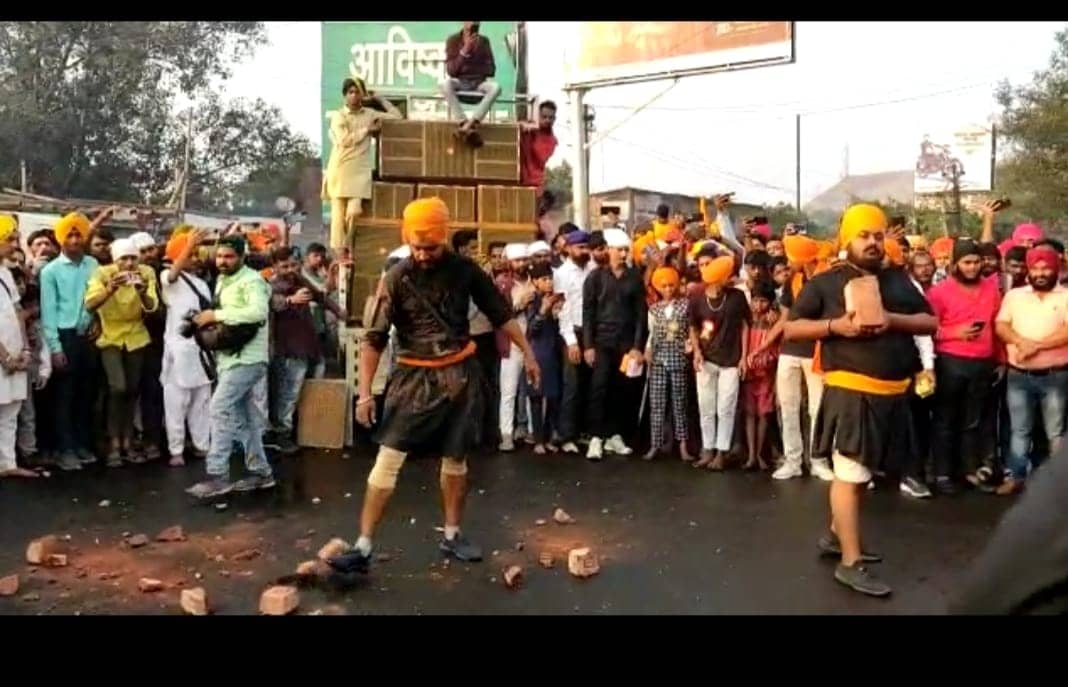 DHANBAD: प्रकाश पर्व पर निकली आकर्षक झांकी, दिखे हैरतअंगेज करतब