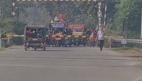 बिहार : बेगूसराय में रेलवे कर्मचारी की बड़ी लापरवाही, रेल फाटक के बीचो बीच फंसा रहा ऑटो, 15 लोग थे सवार