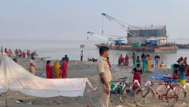 बिहार : कार्तिक पूर्णिमा पर गंगा स्नान के लिए उमड़ी लोगों की भीड़, लाखों श्रद्धालुओं ने लगाई आस्था की डुबकी 