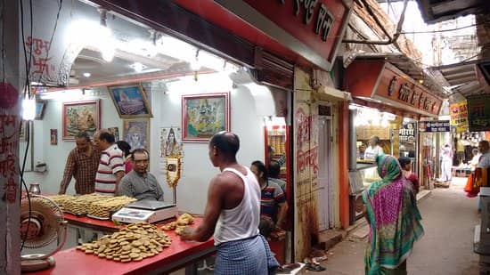 देवघर बाबाधाम के प्रसाद की पहचान यहां के पेड़े से होती है,लेकिन कोरोना के कारण पेड़ा दुकानदारों के बाजार पर पड़ा है गहरा असर