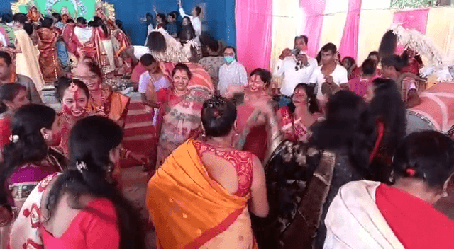 सिंदूर खेला और कोरोना से मुक्ति की कामना  के साथ मां दुर्गा की विदाई