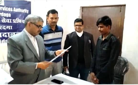 लोहरदगा: राष्ट्रीय विधिक सेवा दिवस के अवसर पर कैदियों को दिया गया पहचान पत्र