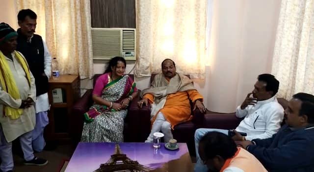 रेल मार्ग से दुमका पहुंचे पूर्व सीएम रघुवर दास, प्रेस से बातचीत के दौरान सरकार पर जमकर साधा निशाना